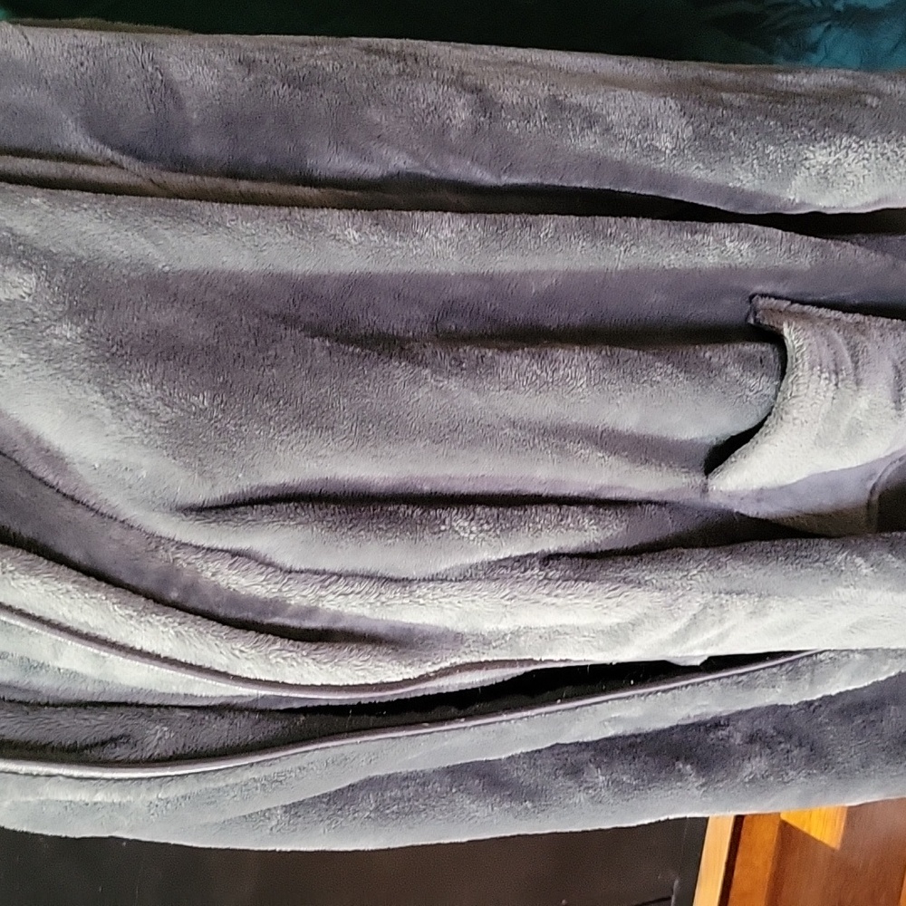 spa Fuzzy Grey Warm Robe OS - Picture 2 of 9